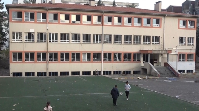 Kahramanmaraş'ta yarım asırlık okul yıkılmayı bekliyor