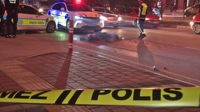 Kamyon ile çarpışan motosikletin 17 yaşındaki sürücüsü hayatını kaybetti
Olay yerine gelen sürücünün yakınları sinir krizi geçirdi