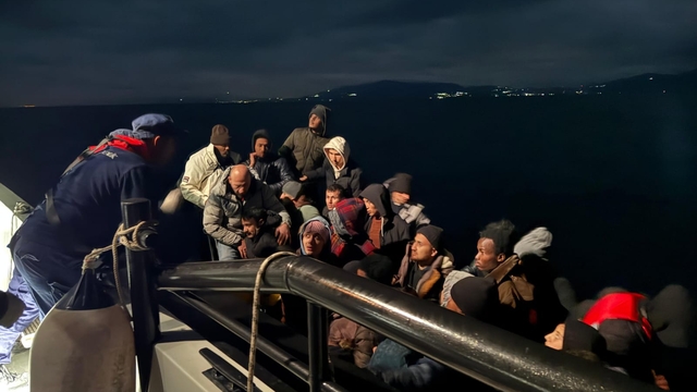 İzmir açıklarında 37 düzensiz göçmen kurtarıldı