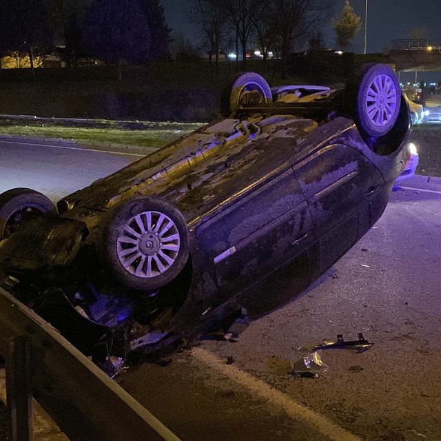 Kontrolden çıkan otomobil takla attı