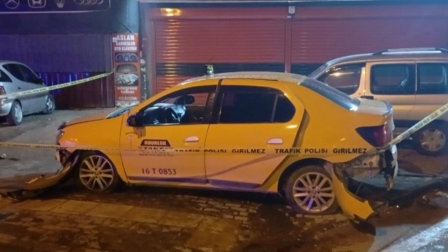 Bursa'da gasp edilen ticari taksi yarım saatlik kovalamacayla durduruldu
Arkadaşının taksisini çalıp kaçtı, arabayı pert edip yakalandı