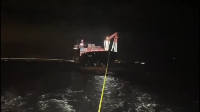 Çanakkale Boğazı'ndan geçen konteyner gemisi makine arızası nedeniyle demirletildi