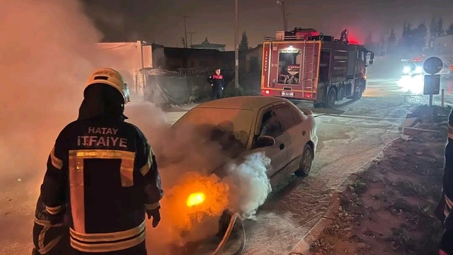 Antakya'da yanan otomobilde hasar oluştu