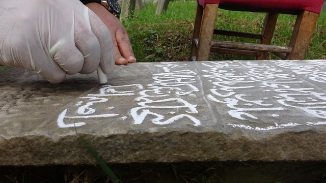 Trabzon'da tarihî mezar taşları karekodla dijital kayıt altına alınıyor
Trabzon Büyükşehir Mezarlıklar Daire Başkanı Köksal Saral:
"Taşlara zarar vermeyecek şekilde yerleştirilen karekodlar sayesinde, vatandaşlar veya akademik araştırma yapanlar, karekodu okuttuklarında o mezar hakkındaki tüm bilgilere ulaşabilecekler"