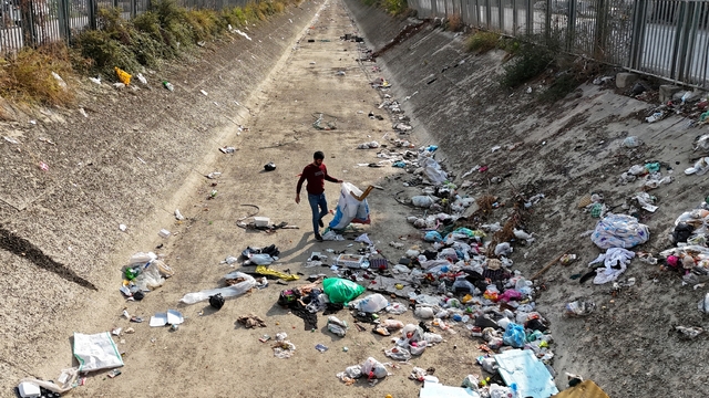 Adana'da sulama kanalları çöplüğe döndü
