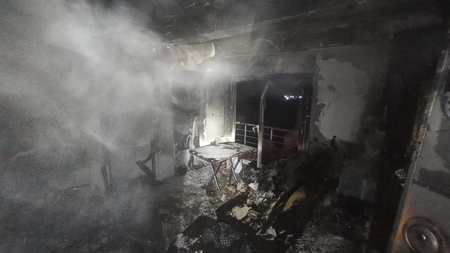 Elektrik kontağından çıkan yangında alevlere teslim olan ev kullanılmaz hale geldi