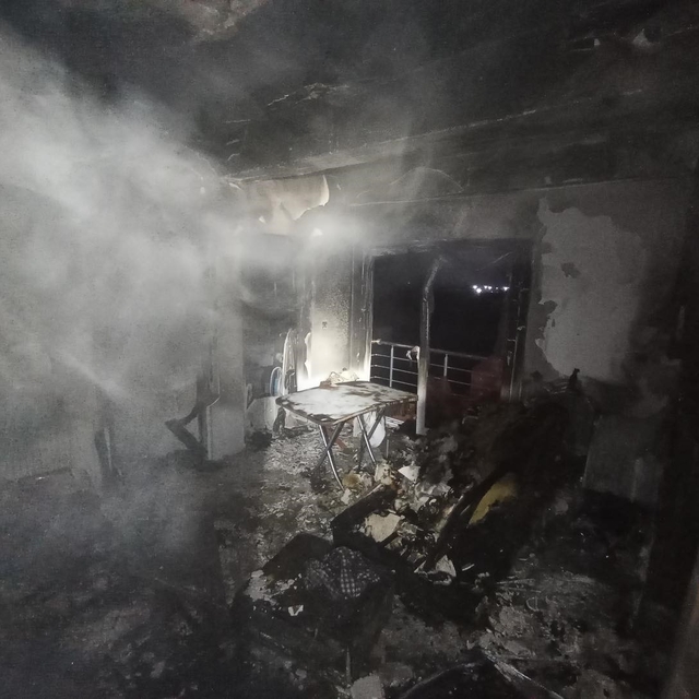 Elektrik kontağından çıkan yangında alevlere teslim olan ev kullanılmaz hal...