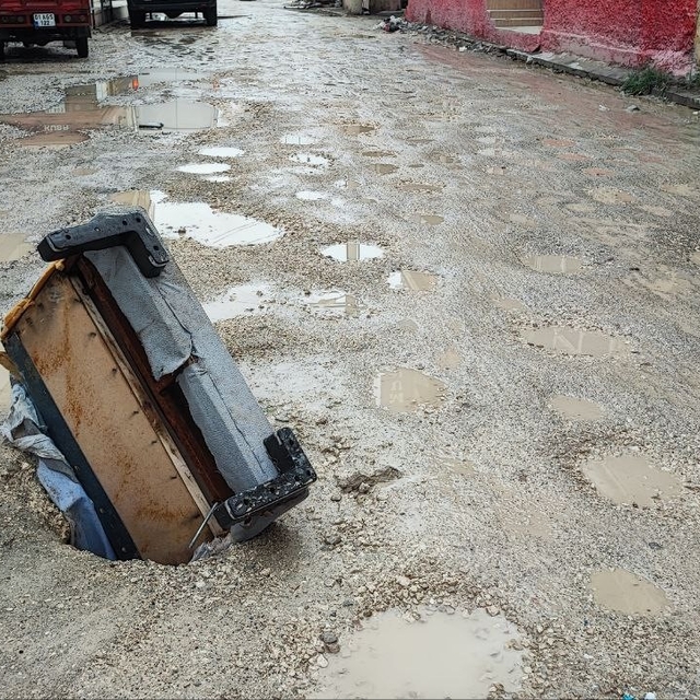 Çöken yola kanepe kollu önlem
Adana'da belediyenin bir türlü yapmadığı yol...