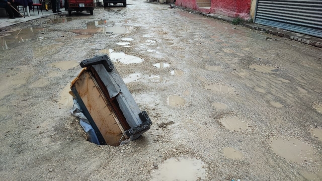 Çöken yola kanepe kollu önlem
Adana'da belediyenin bir türlü yapmadığı yol yağmurda çökünce esnaf kanepe kollu önlem aldı