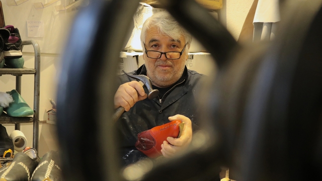 38 yıldır ilmek ilmek işleyerek mesleğini yaşatmaya çalışıyor