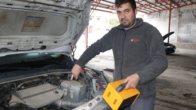 Uzmanından araç sahiplerine uyarı: "Akü bittiğinde aracı vurdurmayın"
Soğuk hava aküleri bitiriyor, araçların vurdurularak çalıştırılması motorda yüksek maliyetli arızalara yol açabiliyor