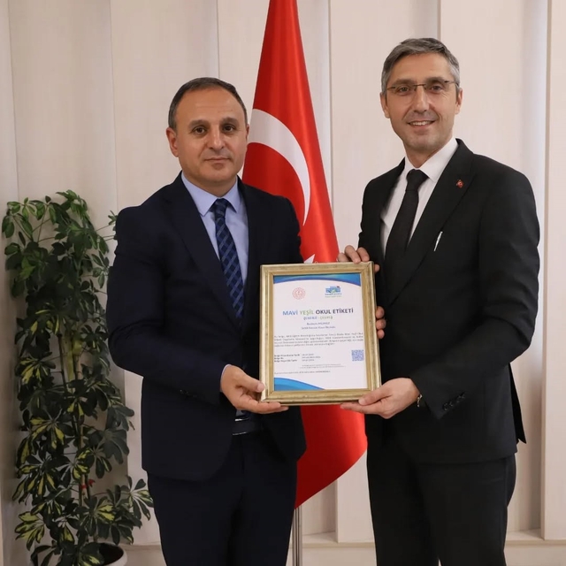 Bayburt'ta iki okula 'Mavi Yeşil Okul' etiketi verildi