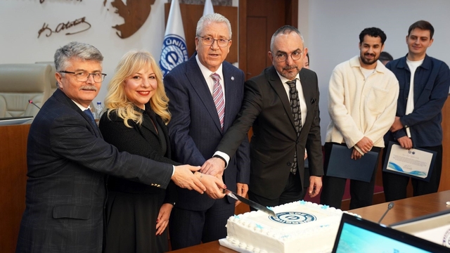 EÜ Senatosu'nda gururlandıran başarı pastayla kutlandı
Rektör Prof. Dr. Budak:
"Bu başarı Ege Üniversitesi ailesinin topyekûn gayretinin ürünüdür"