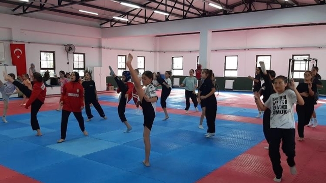 Bilecik'te taekwondo antrenmanları aralıksız sürüyor