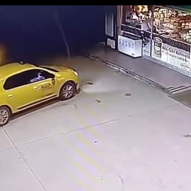 Marketteki arkadaşının taksisini çaldığı anlar kamerada