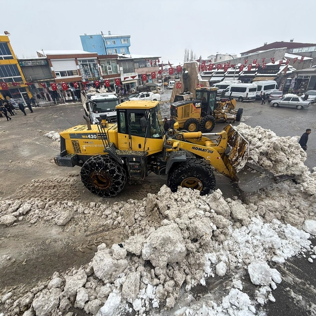 Van ve Hakkari'de kar yağışı etkili oldu; 12 yerleşim yeri ulaşıma kapandı