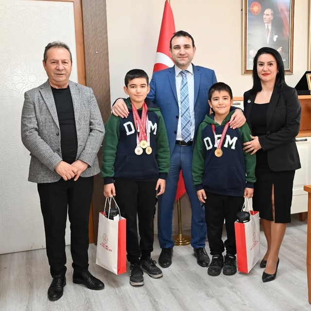 Paralimpik Yüzme Yarışı'nda il birincisi oldular