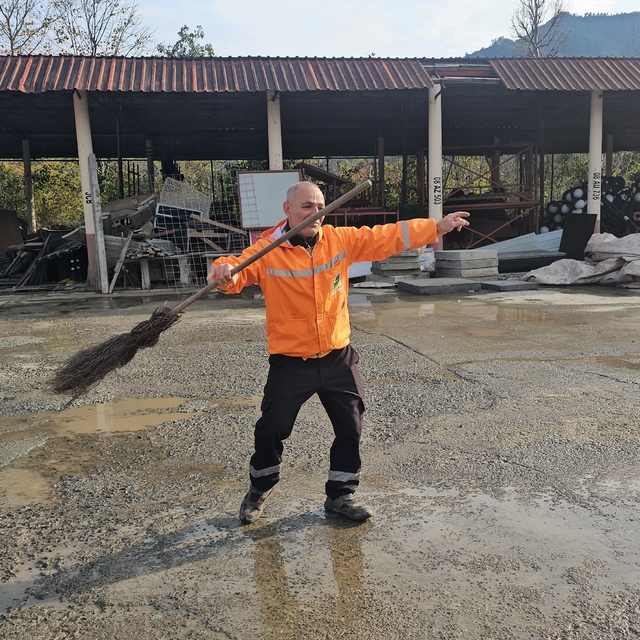 Bu temizlik görevlisi müzik sesine dayanamıyor
Artvin'in Arhavi ilçesinde b...