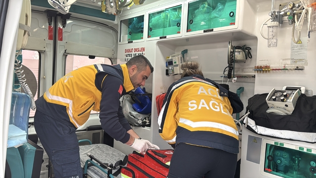 Acil tıp teknisyeni çift ambulansla hastaların imdadına koşuyor