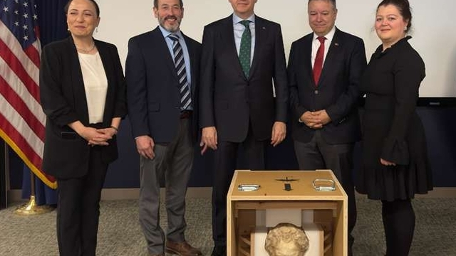 Boubon kökenli bronz imparator heykeli ve mermer Demosthenes başıyla toplam 28 eser Türkiye'ye dönüyor