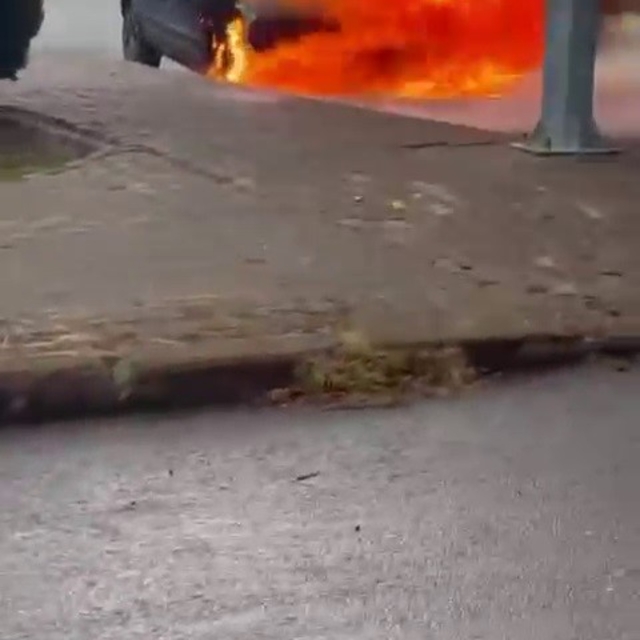 Sivas'ta yanan araç, alev topuna döndü