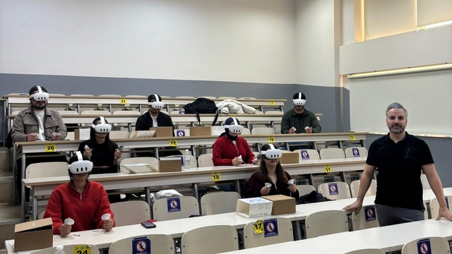 ADÜ'de öğrenciler dersleri sanal gerçeklik destekli işliyor