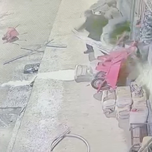 Çorum'da akılalmaz olay: Eline ne geçtiyse yola fırlattı