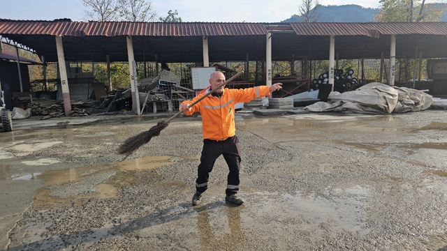 Bu temizlik görevlisi müzik sesine dayanamıyor
Artvin'in Arhavi ilçesinde belediye temizlik görevlisi olarak çalışan Birol Narman müzik sesi duydu mu oynamaya başlıyor