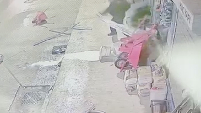 Çorum'da akılalmaz olay: Eline ne geçtiyse yola fırlattı