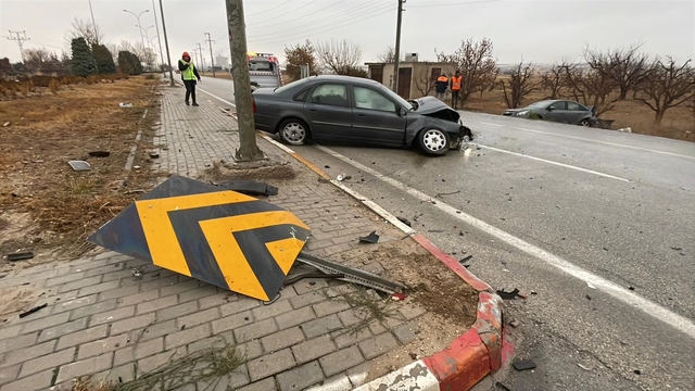 Karaman'da otomobiller çarpıştı: 2 yaralı