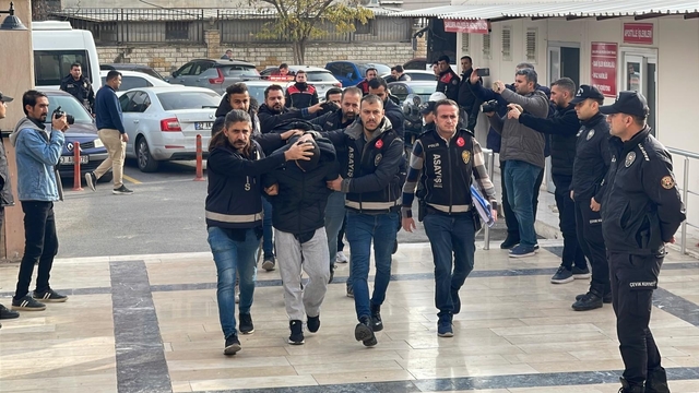 2 ayrı iş yerine yönelik silahlı saldırıda 2 kişiyi yaralayan motosikletli 4 şüpheli adliyede