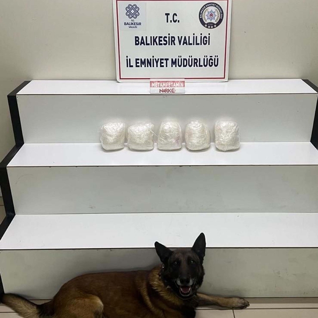 Durdurulan otomobilden 5 kilo metamfetamin çıktı; 4 gözaltı