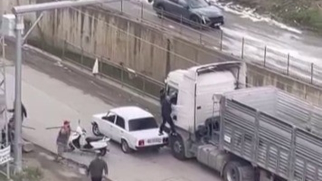 Samsun'da tır şoförüne sopayla saldırdılar