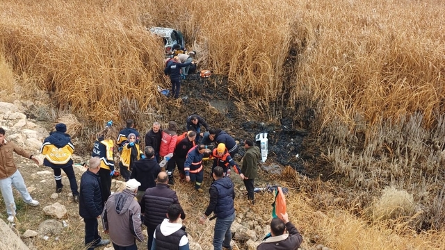 Van'da araç bataklığa uçtu: 5 yaralı