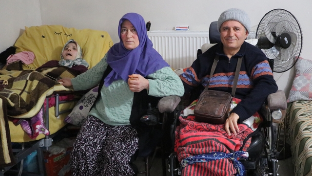 21 yıldır serebral palsili ablası ile ağabeyine bakıyor