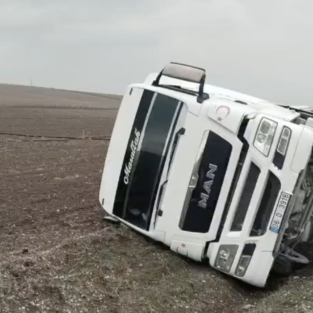 Çorum'da yoldan çıkan tanker yan yattı: 1 yaralı