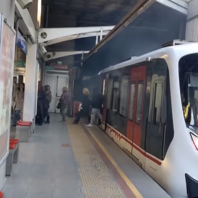 İzmir'de metro vagonu raydan çıktı