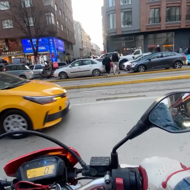 Eskişehir trafiğine takılmamak için tramvay yolunu kullandı