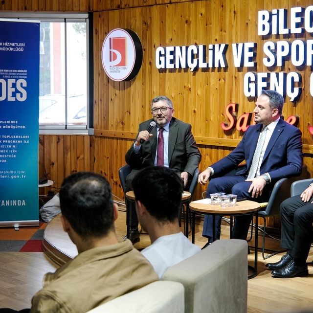 Bakan Yardımcısı Eminoğlu, ÜNİDES projesi kapsamında Bilecik'te öğrencilerl...