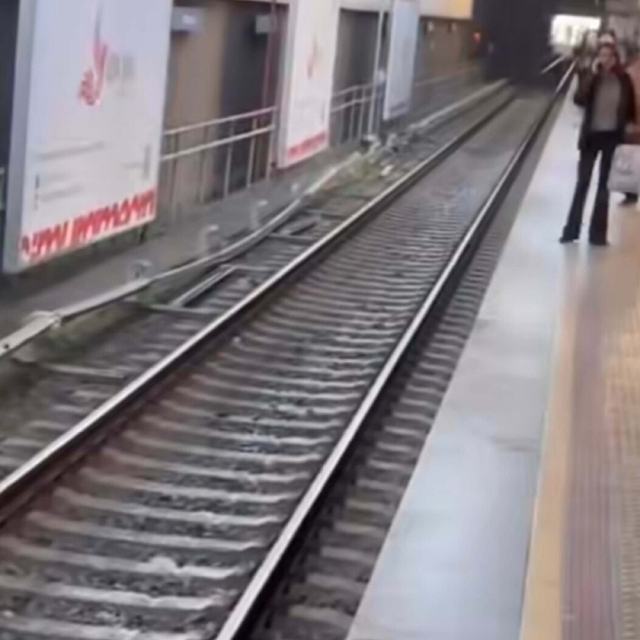 İzmir'de metro arızası; seferler durduruldu