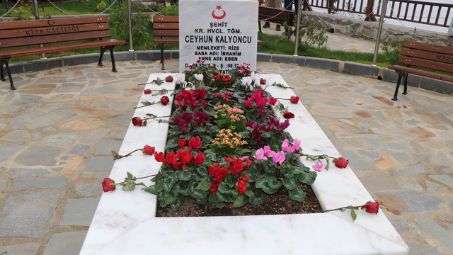 Şehit Teğmen Ceyhun Kalyoncu, şehadetinin 1. yılında mezarı başında anıldı