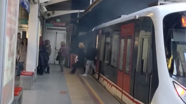 İzmir'de metro vagonu raydan çıktı