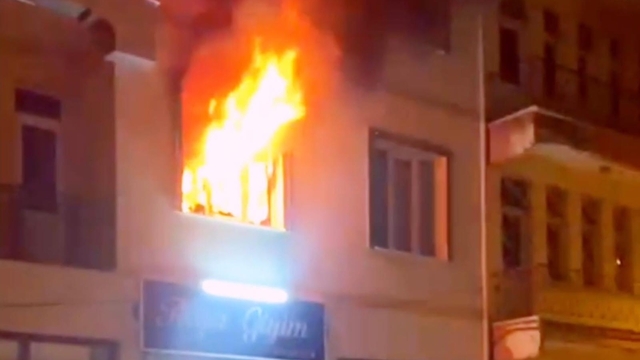 Aksaray'da apartmanda çıkan yangın ekiplerce söndürüldü