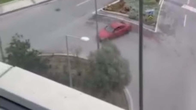 İzmir'de drift yapan sürücü yakalandı; ehliyeti daha önceden iptal edilmiş