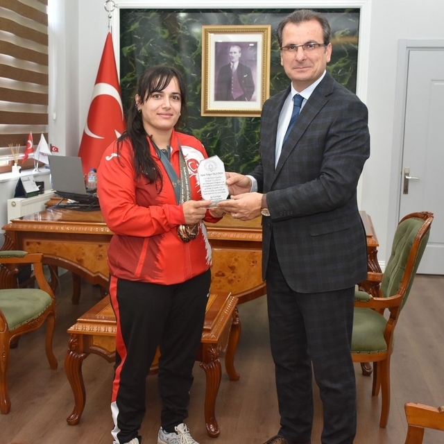 Olimpiyat madalyalı judocuya Kaymakam Güldoğan'dan plaket