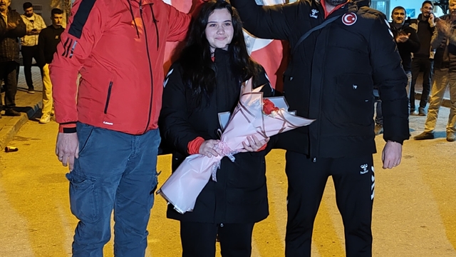 Dünya şampiyonu Zehra'yı mahalle sakinleri törenle karşıladı