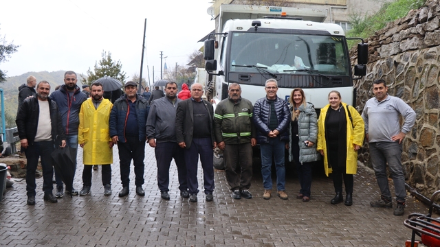 Nazilli Belediyesi Işıklar Mahallesi'nde 5 bin ağaç fidanı dağıttı