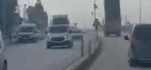 Kamyonun açık kalan damperi, trafik lambasına çarptı