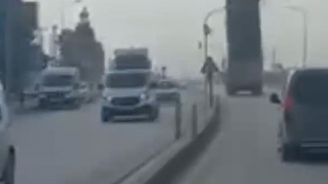 Kamyonun açık kalan damperi, trafik lambasına çarptı