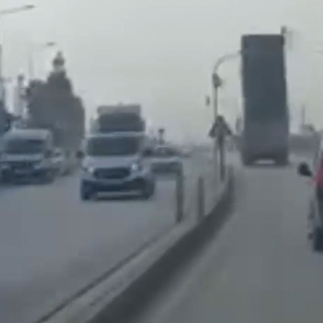 Kamyonun açık kalan damperi, trafik lambasına çarptı